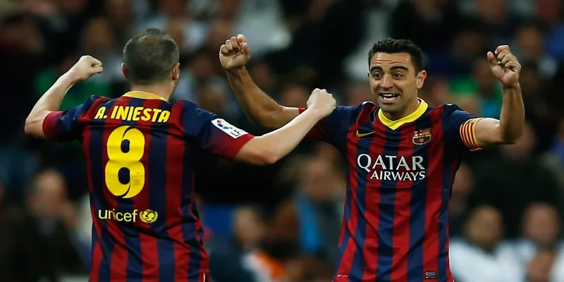Bộ đôi tiền vệ huyền thoại Xavi Hernandez và Iniesta